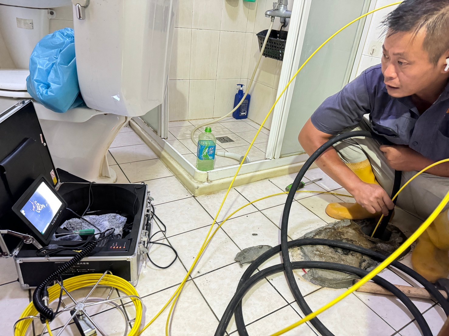 鴻碩環工師傅在使用管道內視鏡工具檢查