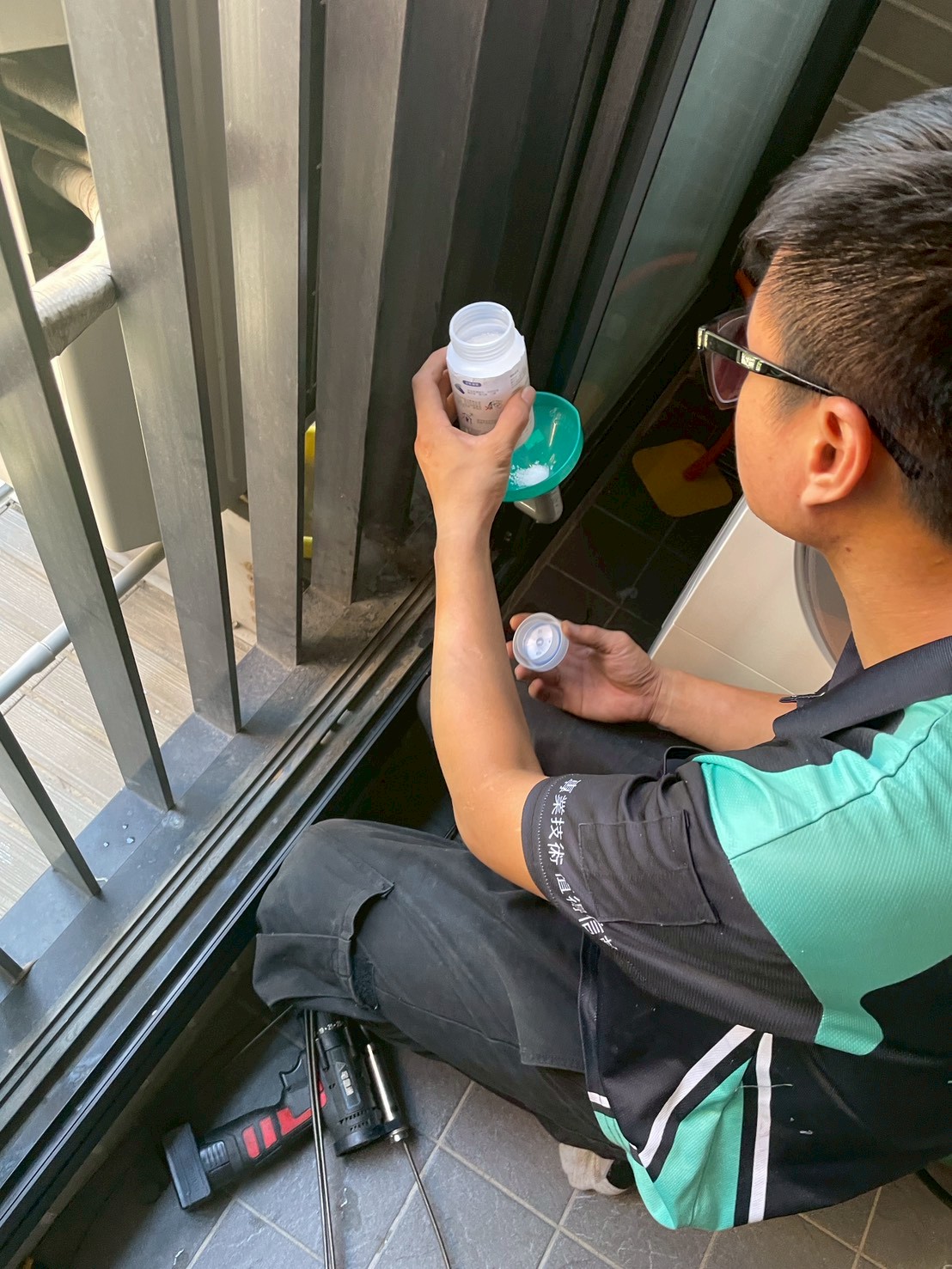 1141016住戶冷氣維修案例：水沐芳華社區冷氣排水管疏通與清洗