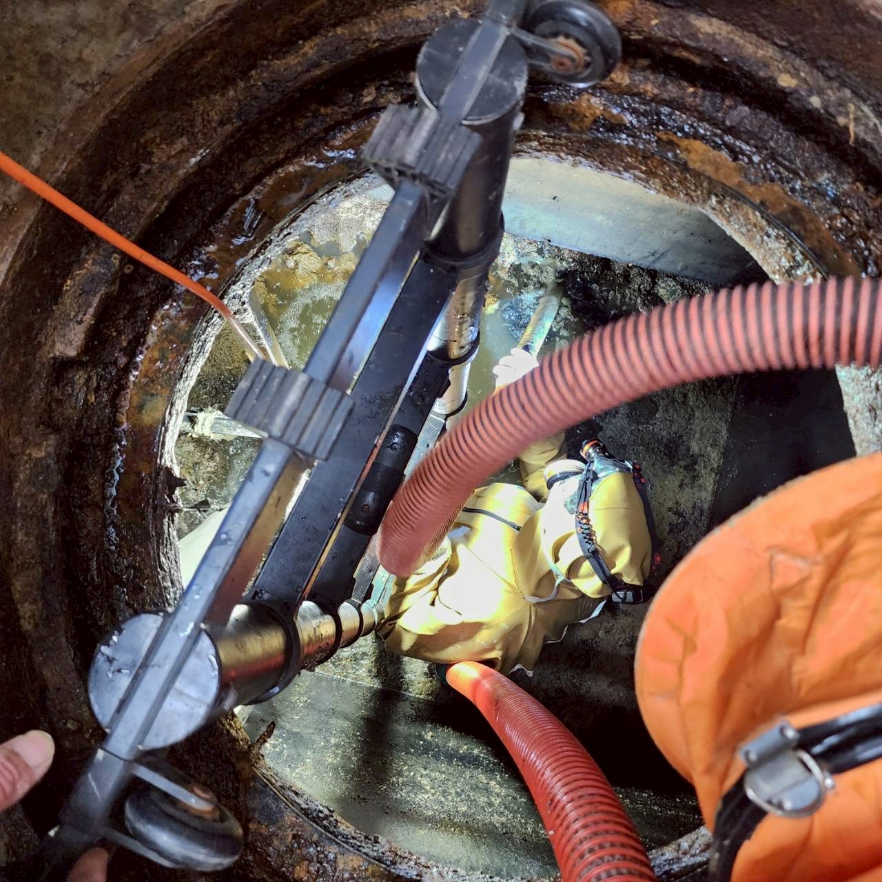 1141030社宅設施緊急檢測案例:中壢社宅化糞池溢流管檢測洗管作業