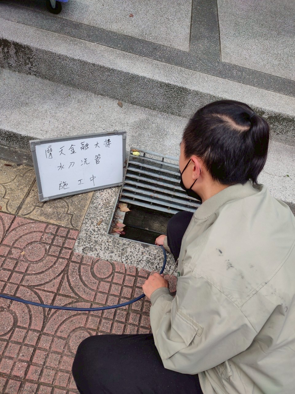 摩天金融大樓水刀洗管工程案例：114年3月27日高效維護實錄-施工中