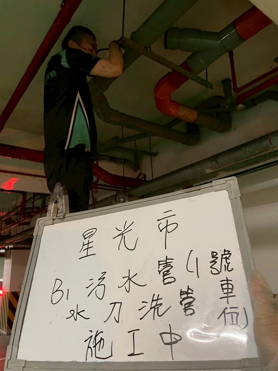 星光市水刀洗管案例：桃園聯排住宅社區的基礎設施升級-師傅施工中