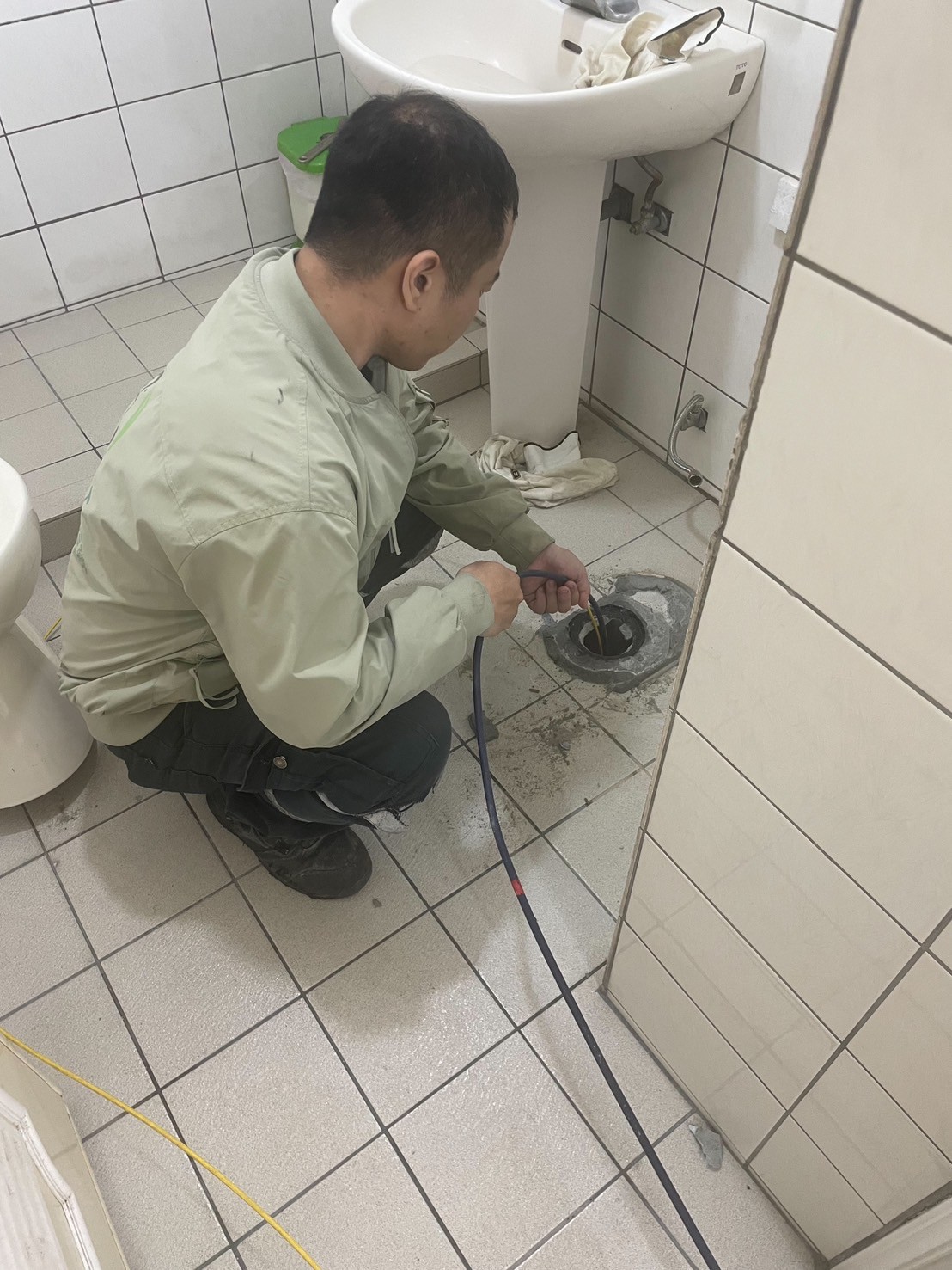 1140714琴韻書香住戶馬桶汙水管水刀通管服務案例-師傅施工處理中
