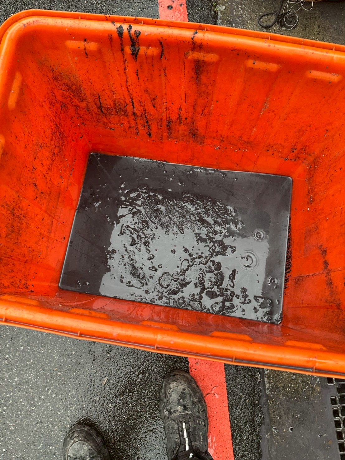 1140722擎天匯B2冷排通管與B1洗手台水刀洗管完成-清理出來的淤泥、髒污