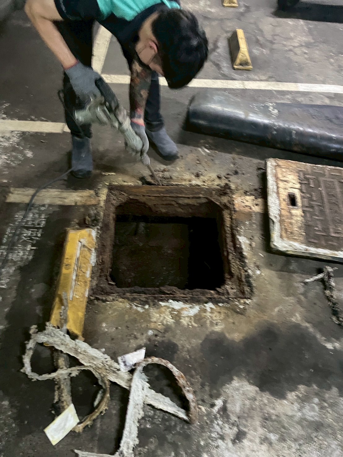 1140730綠光水道B3汙水蓋更新-師傅更換中