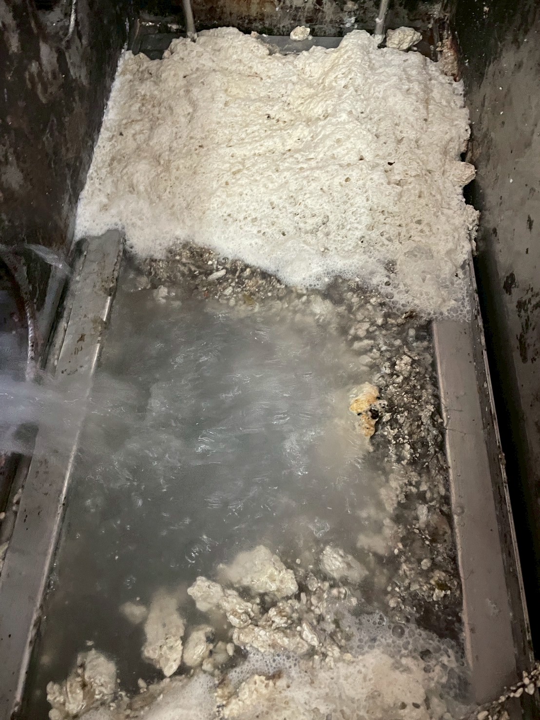 1140813壢食樂B2汙水管水刀洗管案例-管道內的垃圾與雜物