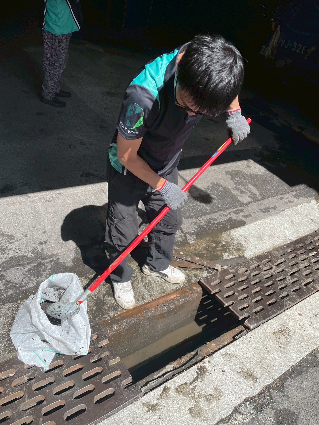 1140814中日西武社區車道清淤+水刀洗管服務案例-專員認真清潔中
