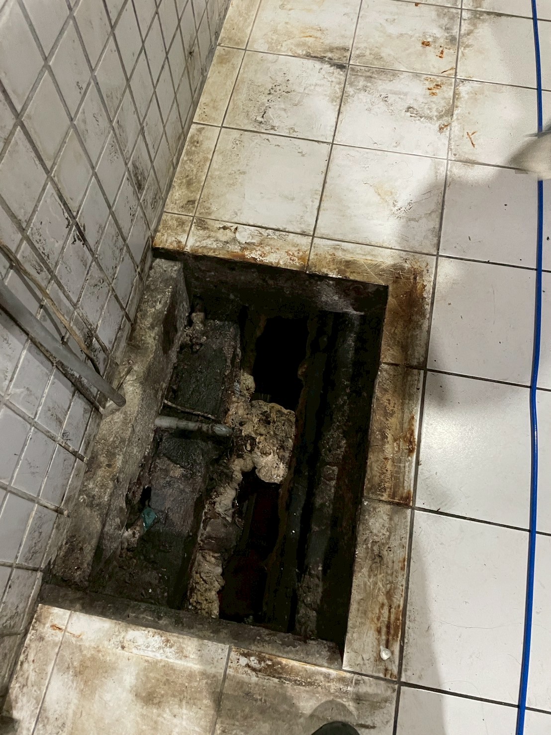 1140822五福華廈水刀清溝加挖溝案例-未清潔前