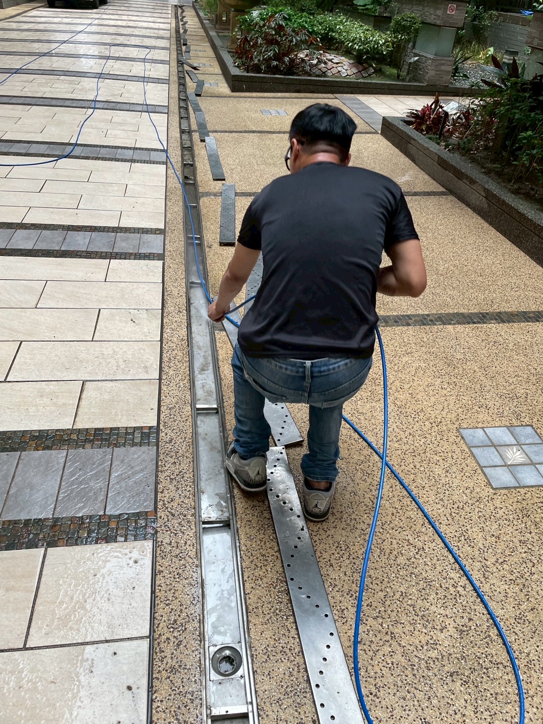 1140901鴻築吾江社區大樓地排及上車道清淤水刀清洗案例-施工清潔