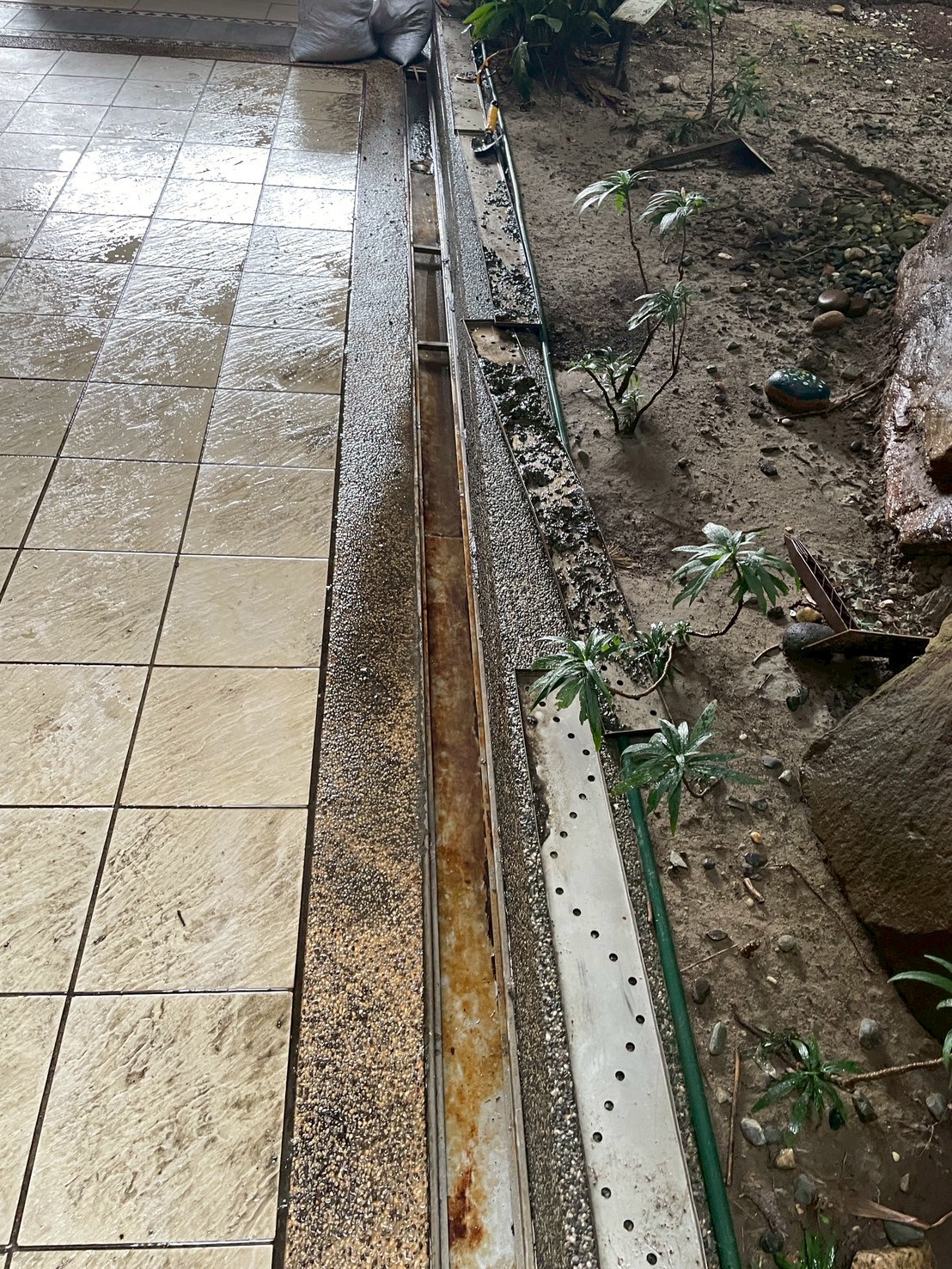 1140901鴻築吾江社區大樓地排及上車道清淤水刀清洗案例(地排問題)