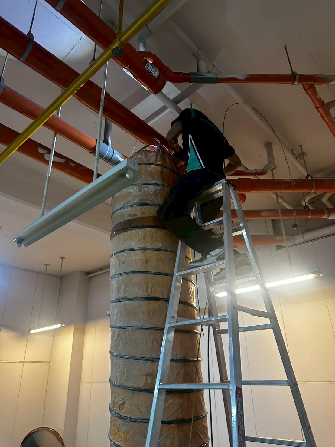 1140916仰德珍寶B1汙廢水管水刀洗管-師傅清潔中