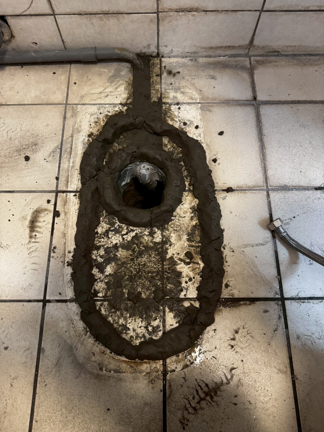 1140915宏國中壢新城馬桶通氣閥管工程-馬桶拆除後一堆泥沙、髒污