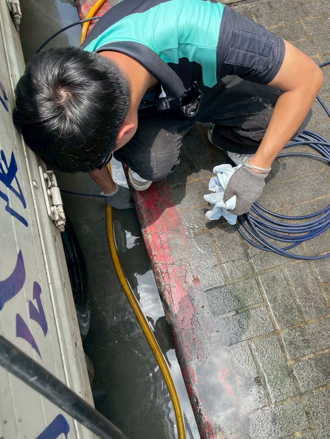 桃園中正路26號店面｜水溝抽油及深度清洗服務案例-清洗中