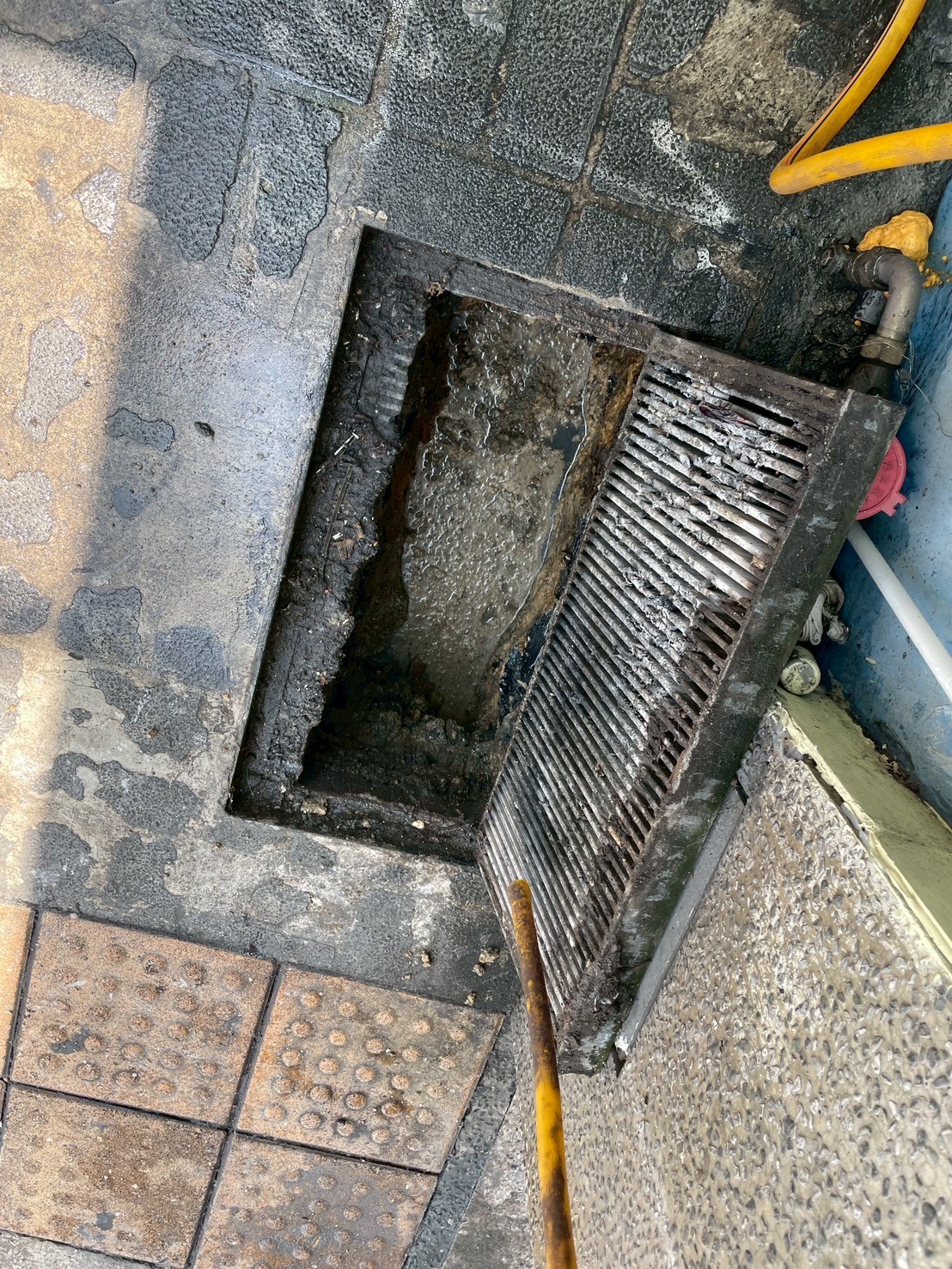 桃園中正路26號店面｜水溝抽油及深度清洗服務案例-泥濘阻塞
