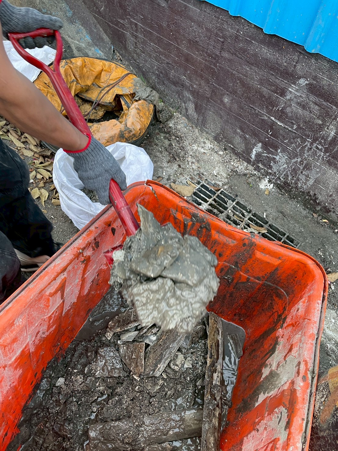1150417和瑞捷星B1雨水管高壓水刀洗管-水刀洗管後出來的堵塞物