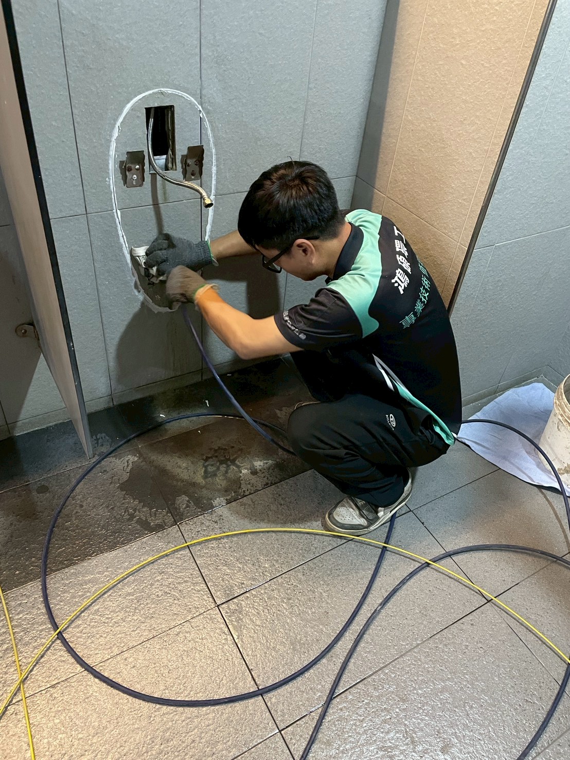 經國家樂福1150421小便斗水刀洗管工程案例-施工中