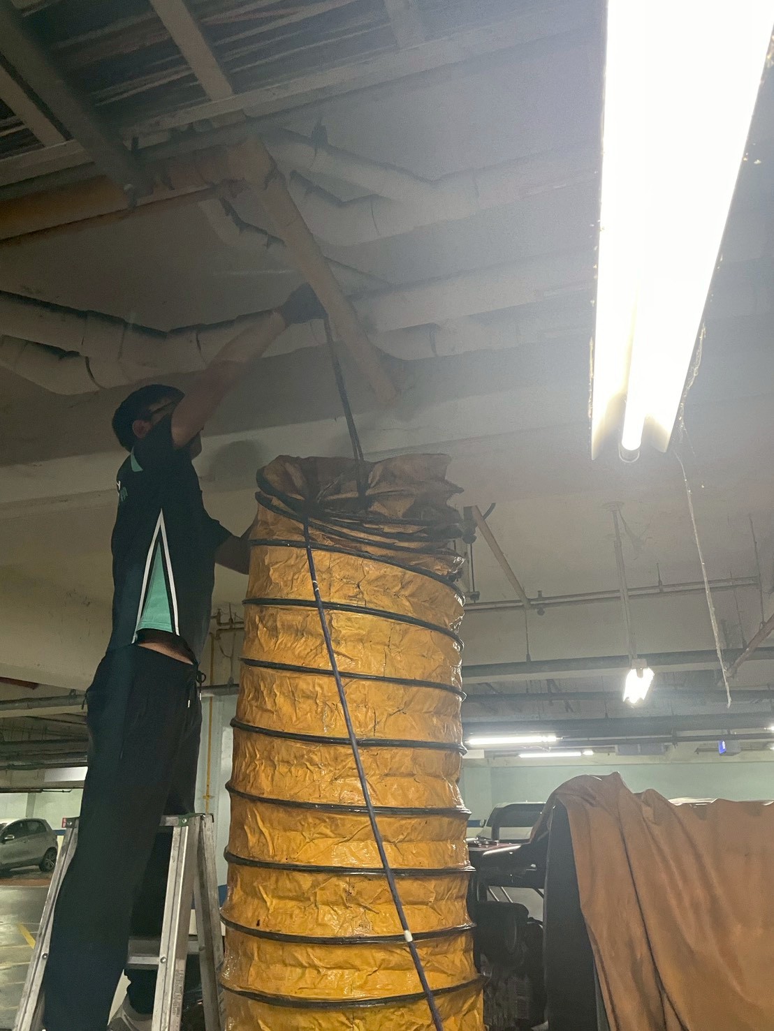 世紀宮廷社區1150409地下室共管-高壓水刀洗管工程(鴻碩環工師傅處理中)