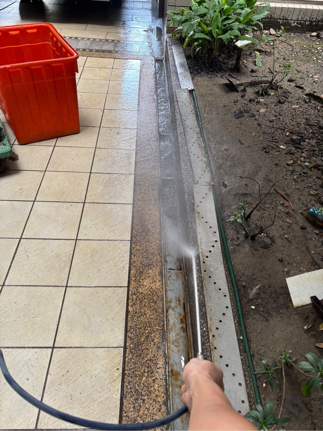 114/10/31鴻築吾江社區車道截水溝及中庭清淤服務案例