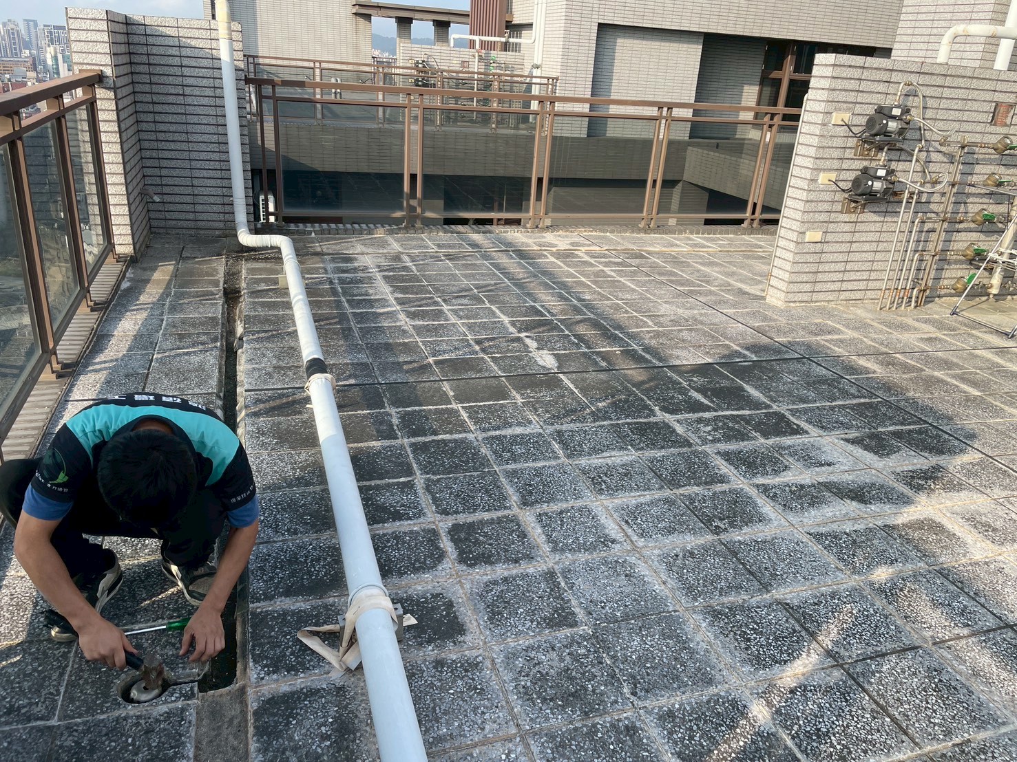 1141124社區排水系統檢測案例：擎天匯屋頂與地面排水管勘查